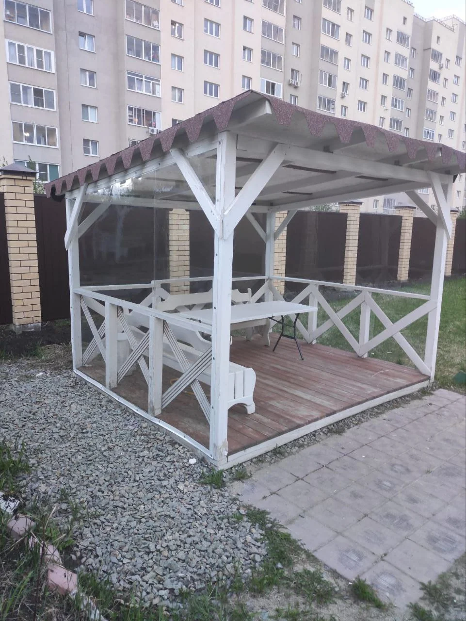 Летняя беседка с мягкими окнами