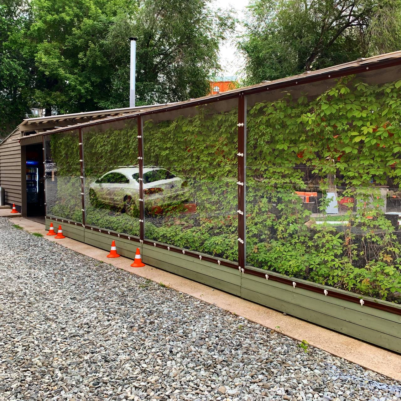 Монтаж мягких окон на летней веранде ресторана