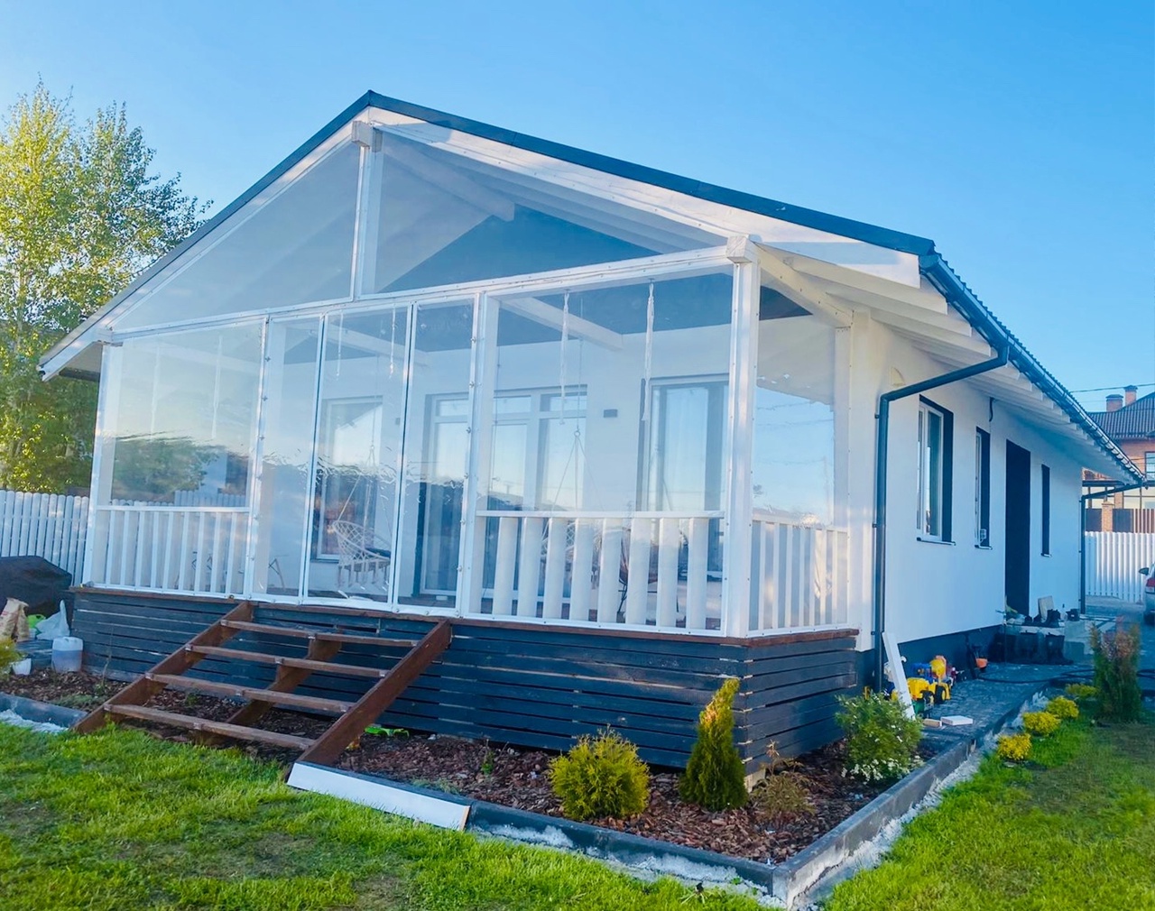 Установка мягких окон на террасе частного коттеджа