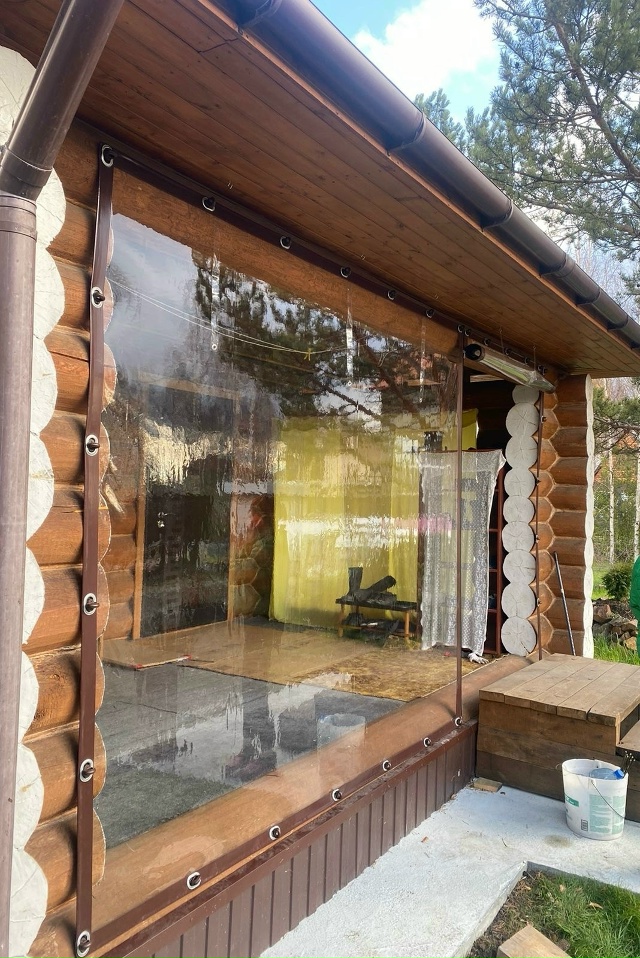 Монтаж мягких окон на веранде загородного дома