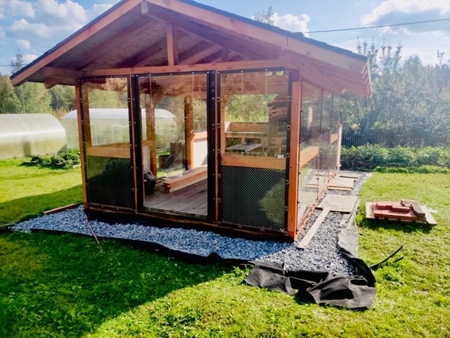 Установка мягких окон в деревянной беседке