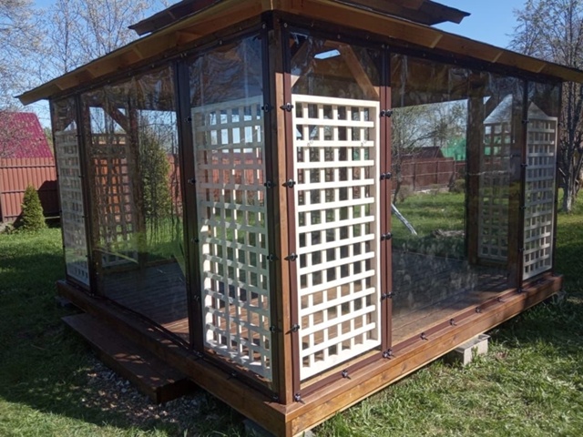 Монтаж мягких окон в беседке