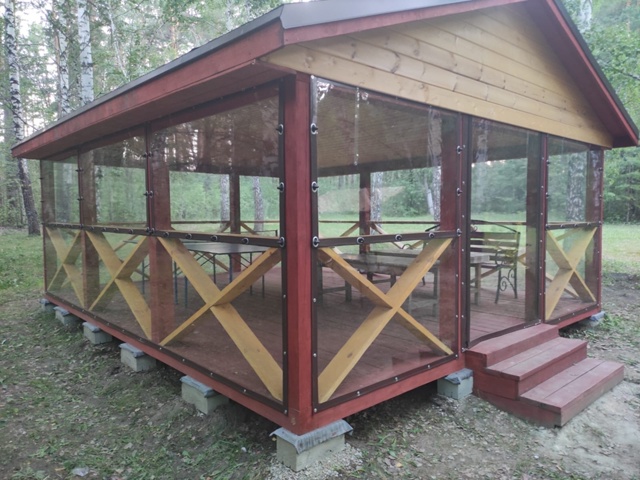 Установка мягких окон в беседке