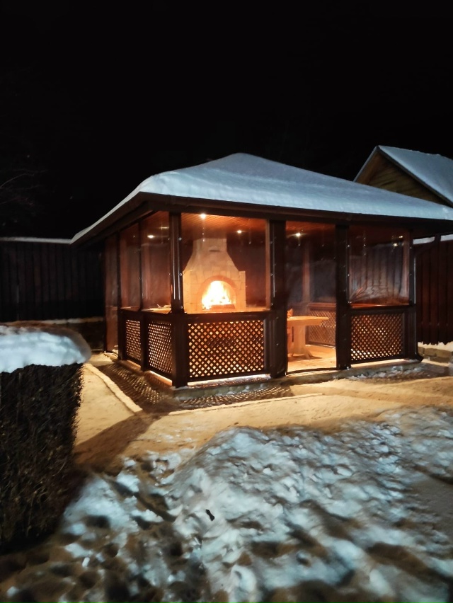 Монтаж мягких окон в беседке с барбекю-зоной