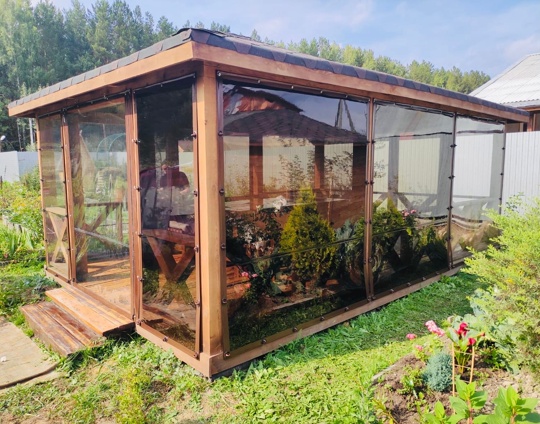 Установка мягких окон в садовой беседке с панорамным видом