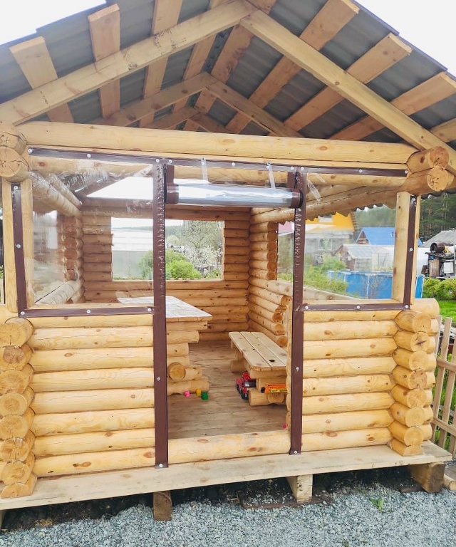 Установка мягких окон в беседке из бруса