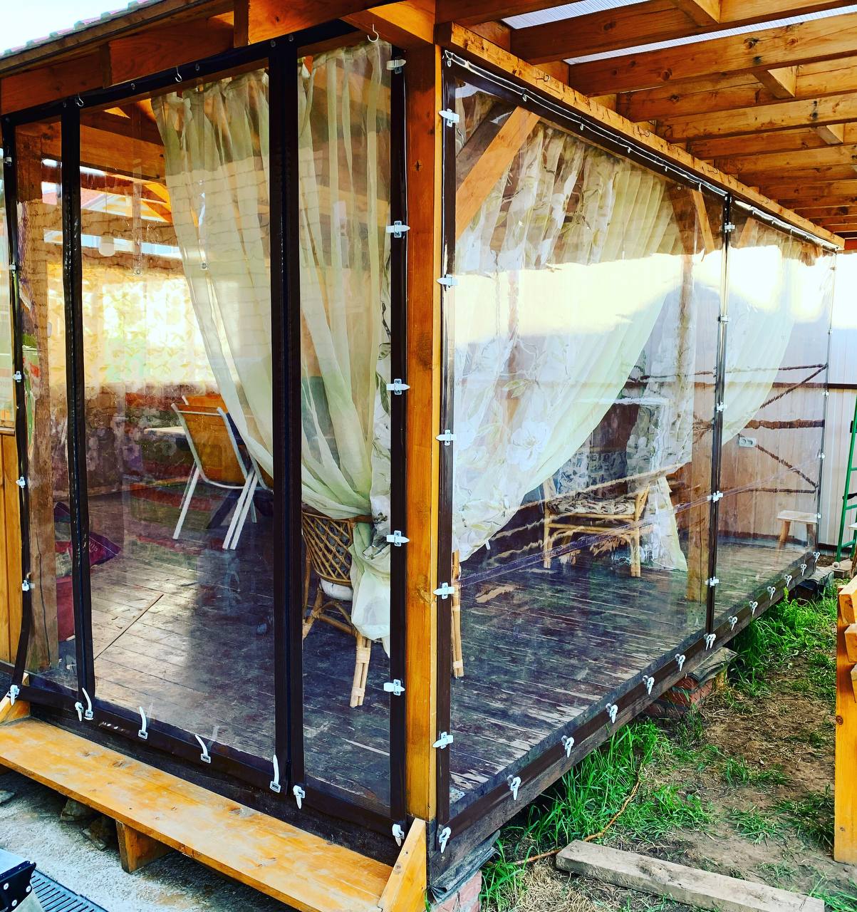 Монтаж мягких окон в беседке из дерева